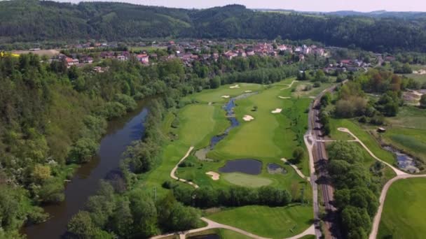 捷克共和国Kacov村附近高尔夫球场 铁路和绿草的无人驾驶飞机图像 — 图库视频影像