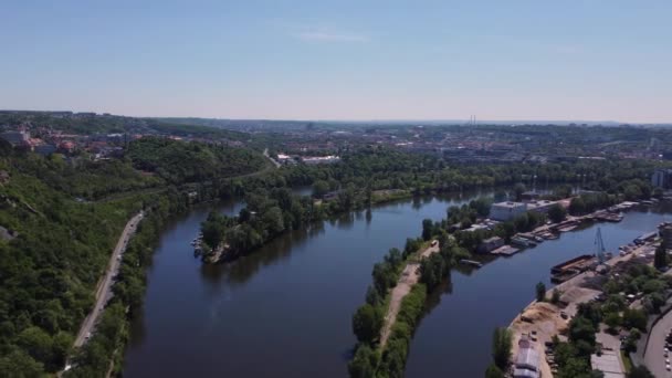 Vista Aérea Drone Rio Vltava Dividido Três Linhas Praga República — Vídeo de Stock