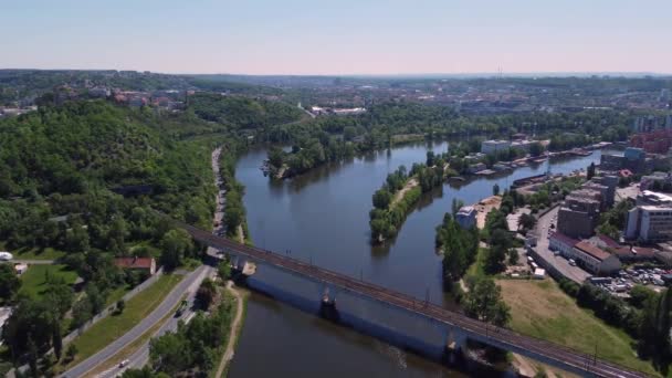 Vista Aérea Drone Ponte Ferroviária Que Cruza Rio Vltava Praga — Vídeo de Stock