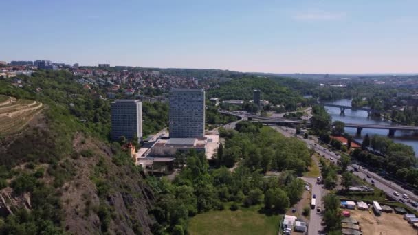 Luftaufnahme Der Geisteswissenschaftlichen Fakultät Der Karlsuniversität Prag Tschechische Republik Verkehr — Stockvideo