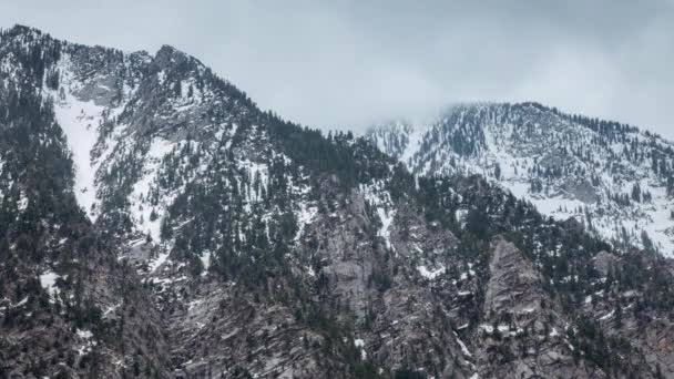 유타에 와시오 산봉우리 주변에서 시간을 거슬러 구름이 걷히고 있습니다 — 비디오