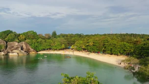 Pemandangan Udara Pantai Tanjung Tinggi Yang Beriklim Tropis Pada Saat — Stok Video