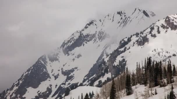 Tiempo Lapso Nubes Moviéndose Alrededor Los Picos Las Montañas Utah — Vídeos de Stock