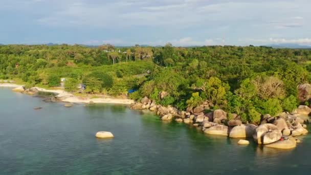 Pantai Berbatu Tropis Pulau Belitung Indonesia Pada Saat Matahari Terbenam — Stok Video