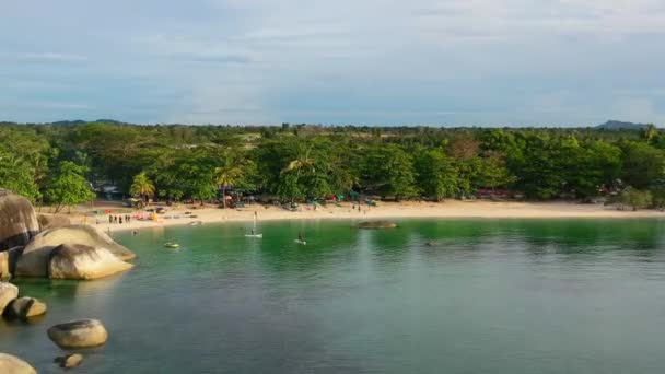 Wisatawan Mendayung Pantai Tropis Tanjung Tinggi Belitung Saat Matahari Terbenam — Stok Video