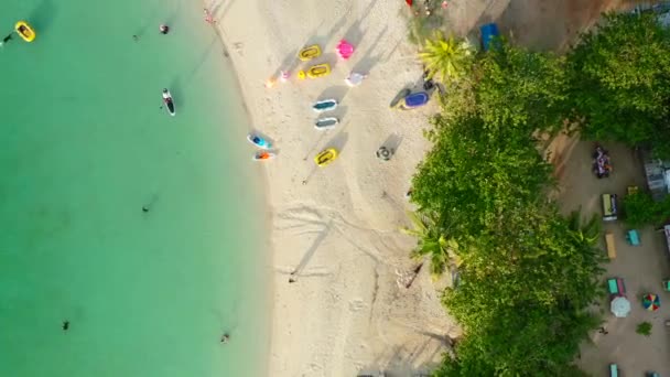 Turis Menikmati Kegiatan Air Pantai Pasir Putih Tropis Belitung Bagian — Stok Video
