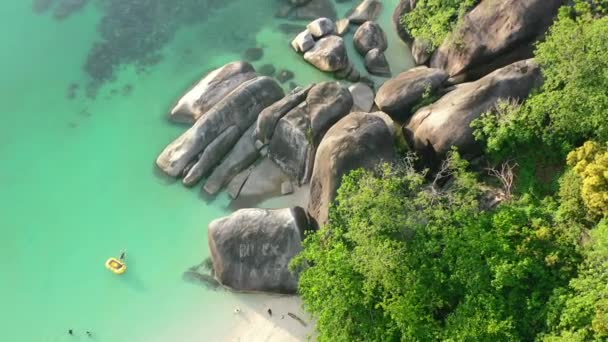 Batu Batu Besar Garis Pantai Tropis Pulau Belitung Dengan Air — Stok Video