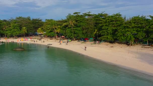 Zoom Out Dari Orang Orang Pantai Pasir Putih Tropis Tanjung — Stok Video