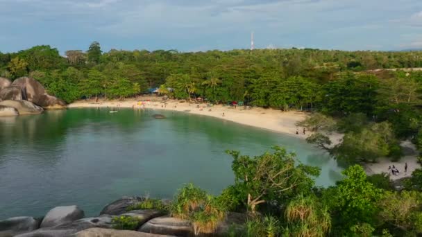 Panorama Udara Pantai Tanjung Tinggi Kepulauan Belitung Saat Matahari Terbenam — Stok Video