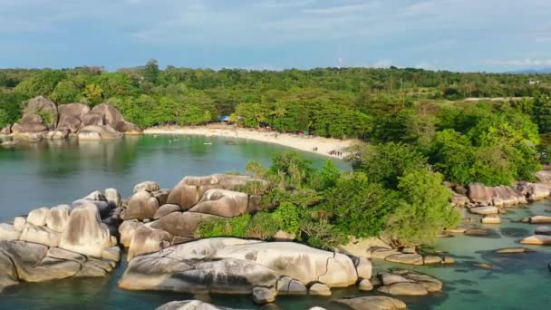 Perbesaran Udara Dari Garis Pantai Berbatu Tropis Tanjung Tinggi Belitung — Stok Video