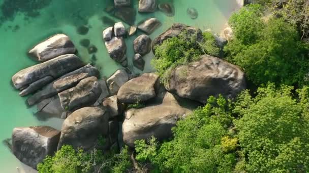 Udara Atas Bawah Dari Pulau Berbatu Pantai Dengan Indah Pirus — Stok Video