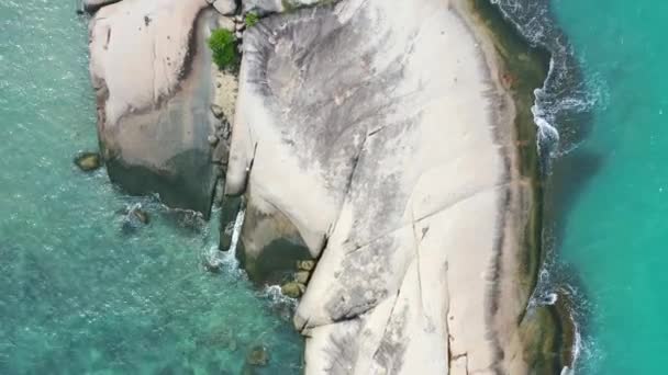 Belitung Daki Pantai Penyabong Sahil Şeridindeki Büyük Granit Kayaların Üstü — Stok video