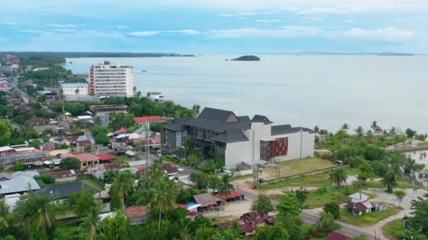曇りの日にBelitung Indonesiaの熱帯の島の海岸線にあるホテルと宿泊施設 — ストック動画
