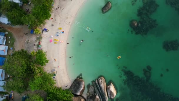 Тропический Пляж Белым Песком Бирюзовым Берегом Океана Белитунг Индонезия Сверху — стоковое видео