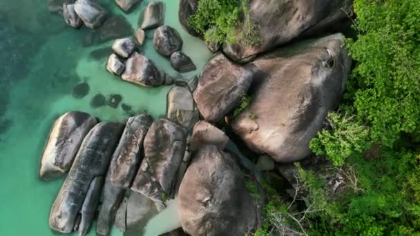 Batu Granit Besar Perairan Tropis Pulau Belitung Saat Matahari Terbenam — Stok Video