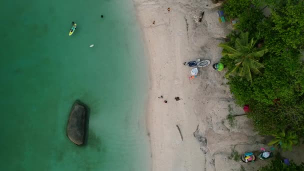 Puncak Udara Bawah Orang Orang Menikmati Kegiatan Air Pantai Pasir — Stok Video
