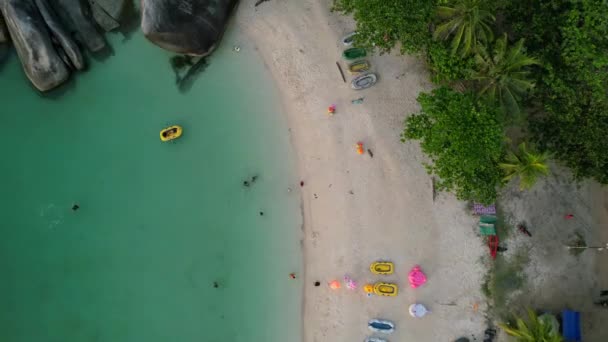 Puncak Udara Pantai Pasir Putih Tanjung Tinggi Dengan Wisatawan Menikmati — Stok Video