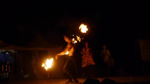 Asiatische Männchen Drehen Feuer Mit Wurf Und Fang Und Erzeugen — Stockvideo