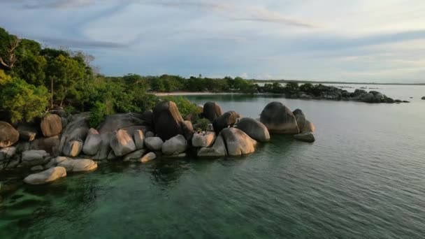 Pantai Berbatu Saat Matahari Terbenam Dengan Batu Granit Dan Laut — Stok Video