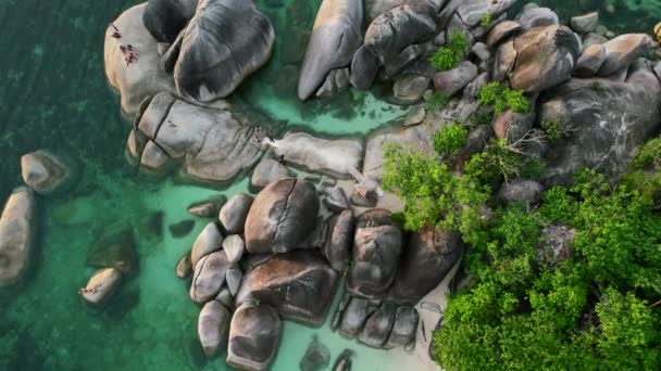 Udara Atas Bawah Dari Granit Batu Pantai Pulau Belitung Dengan — Stok Video