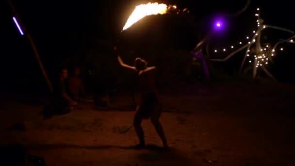 Donna Asiatica Vestita Abbigliamento Tribale Danza Filatura Spada Fiamma Durante — Video Stock