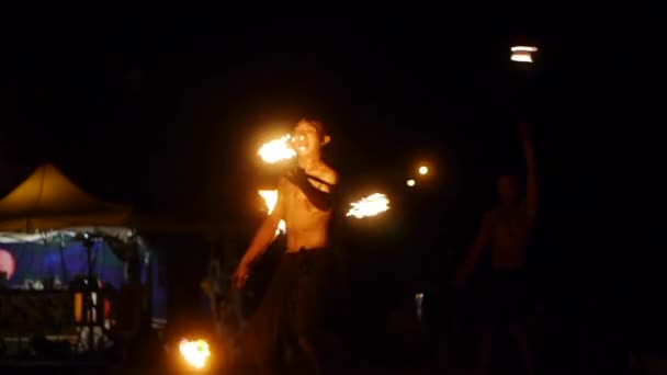 Asiatische Männchen Drehen Zweihändige Feuerstäbe Großer Kreisender Bewegung Während Sie — Stockvideo