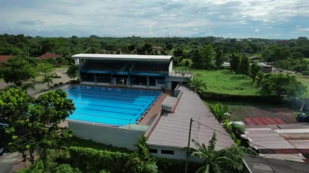 Java Endonezya Güneşli Bir Günde Olimpiyat Büyüklüğünde Açık Yüzme Havuzu — Stok video