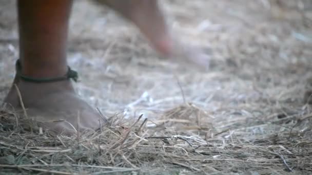 Pés Descalços Indígena Realizando Dança Tradicional Sujeira Seca Filmado Como — Vídeo de Stock