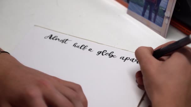 Fiatalember Kézírása Forgatókönyvek Kalligráfia Formában Egy Toll Fekete Tinta Egy — Stock videók