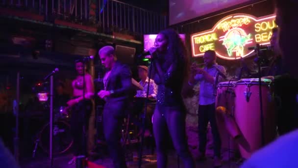 Live Performers Dancing Singing Mangos Cafe Miami Beach — Stock Video