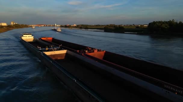 Zwijndrecht荷兰Zwijndrecht河航道沿线航行的航运 远洋货轮 内河航道船舶的航行图 海岸线导航和运输 — 图库视频影像