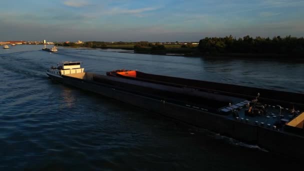 Günbatımında Zwijndrecht Hollanda Nehir Kanalı Boyunca Yüzen Kargo Tank Mavnası — Stok video