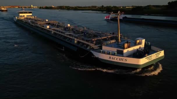 Schiffsverkehr Frachtkahn Binnenschiffe Auf Dem Flusskanal Zwijndrecht Niederlande Bei Sonnenuntergang — Stockvideo