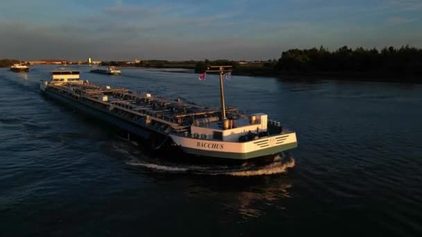 Parallex Légi Felvétel Bacchus Nevű Hajóról Amely Zwijndrecht Városán Áthalad — Stock videók