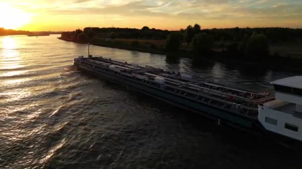 スイスのバッカス貨物タンクバージ内陸水路船が外マス川沿いを航行 オランダのスイス連邦航空局 — ストック動画