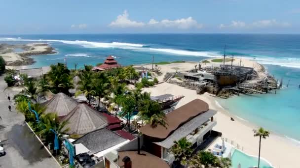 靠近沙滩和巴厘岛海岸线的奇异海岸线度假胜地 空中景观 — 图库视频影像