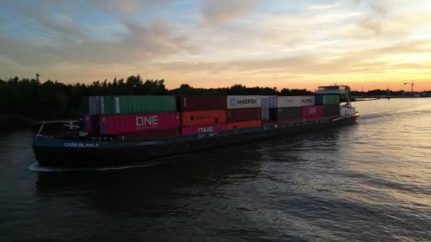 日落时驶过Zwijndrecht镇的卡萨布兰卡集装箱船的电影拍摄 — 图库视频影像
