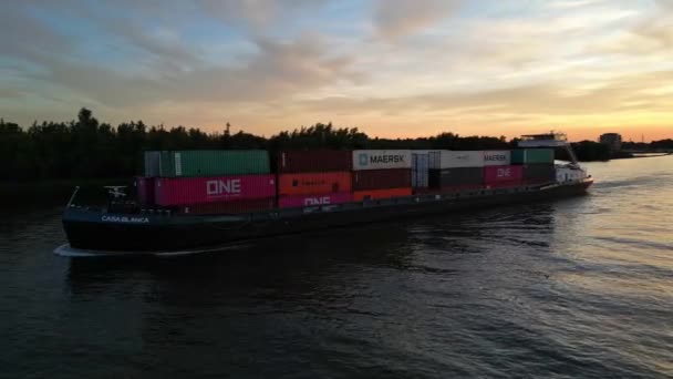 日落时分在荷兰西部驶过Zwijndrecht的卡萨布兰卡集装箱船的摄制照片 — 图库视频影像