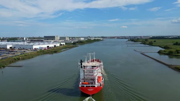 船の空中撮影を傾けるA2B Proud 川を航行し 南オランダのZwijndrechtの町を明らかにするコンテナ船 — ストック動画
