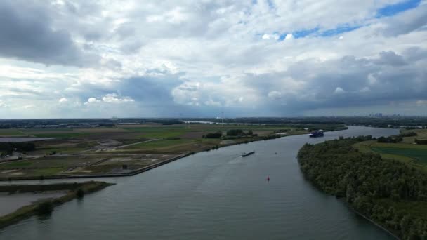 Bgオニキス 劇的な空と広大な風景とZwijndrechtの川を渡る貨物線コンテナ船の鳥の目のビュー — ストック動画