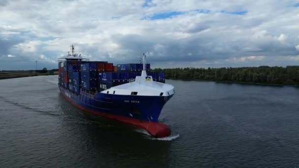 向后跟踪沿河运输货物的集装箱船 运输和物流概念 Zwijndrecht — 图库视频影像