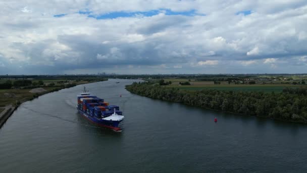 공중에서 Onyx Cargo Container Ship Approing Oude Maas Zwijndrecht — 비디오