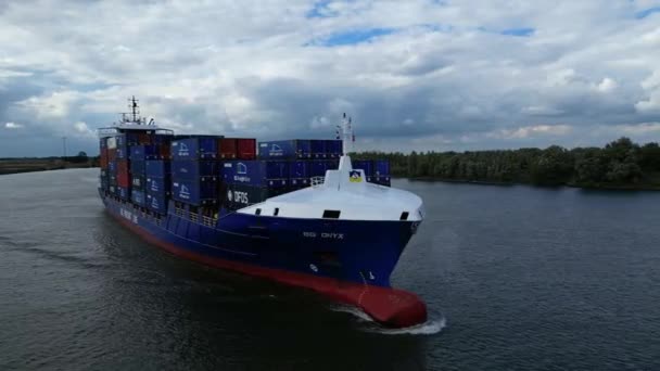 Nákladní Loď Přepravující Naložené Kontejnery Přístavu Nebo Intermodálního Terminálu Říční — Stock video