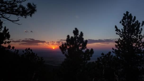 Tidsförlopp Flammande Röd Solnedgång Bakom Träd Höga Slätterna Centrala Wyoming — Stockvideo