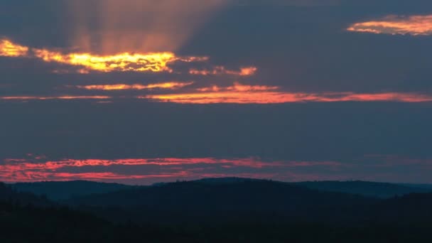 Zeitraffer Des Sonnenuntergangs Hinter Einer Wolkenwand Gedreht Über Den Wäldern — Stockvideo