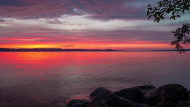 Час Ласка Палаючого Червоного Заходу Сонця Над Озером Стрілянина Озері — стокове відео