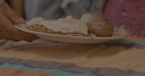 Lovitură Lentă Farfurie Ouă Cartofi Plasată Fața Unui Copil — Videoclip de stoc