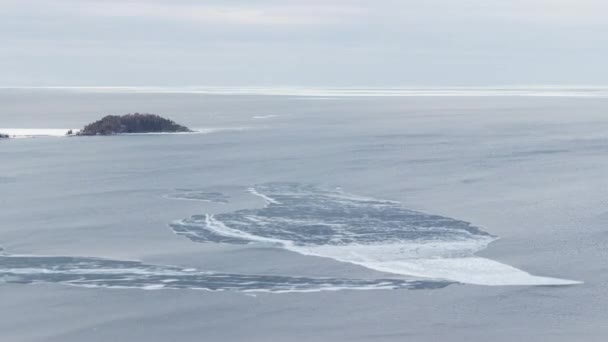 Ledový Proud Vanoucí Větrem Přes Jezero Superior — Stock video