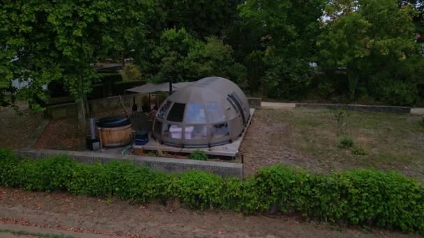 荷兰Glamping公园的全景圆顶帐篷的空中景观 Parallax左击 — 图库视频影像
