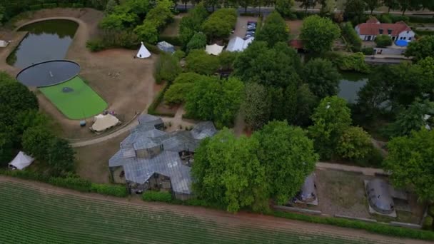 Vista Aérea Glamping Park North Limburg Inclina Dolly Back — Vídeo de Stock